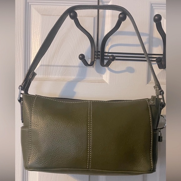 Fossil Handbags - Fossil 100% leather shoulder bag. Excellent preowned condition. 7x11x4”.